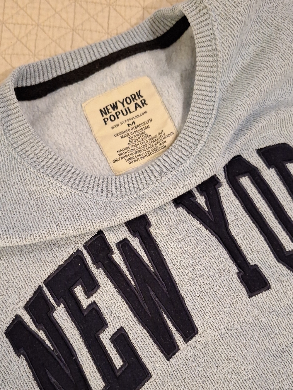 New York Popular Men's Light Gray Crewneck Sweater with Navy Appliqué